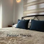 Thanos ,rooms And アパート